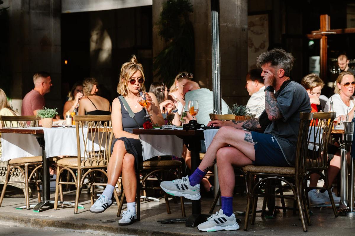 The Art of the Italian Aperitivo: The Sunset Ritual in Plaça Reial, Barcelona.