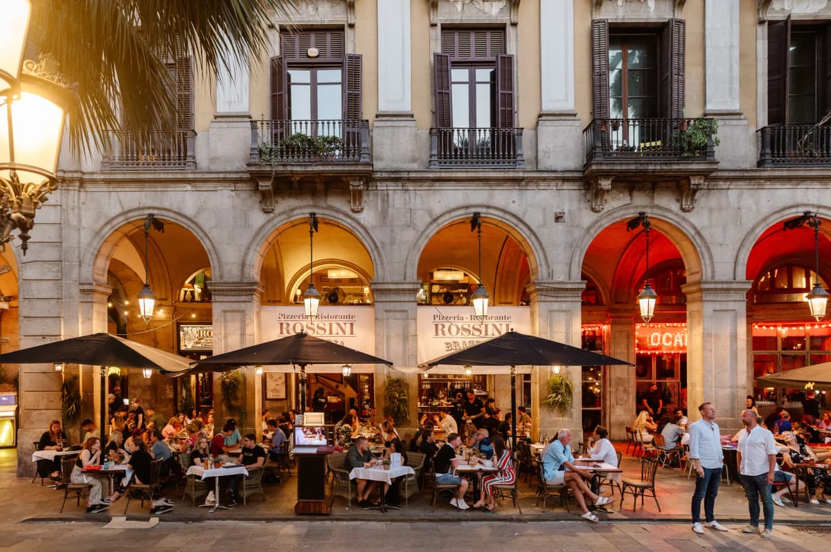 Dining under the arches of Plaza Real: The secret of the atmosphere and interior architecture of Rossini