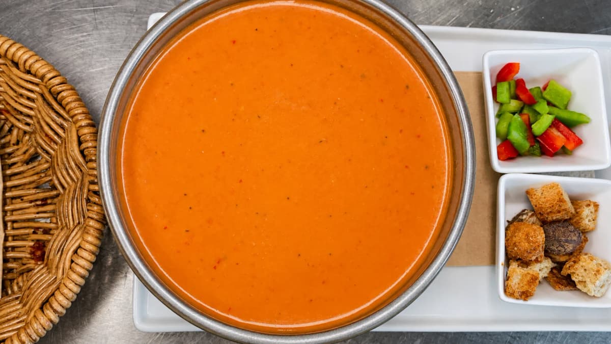 Andalusian Gazpacho: The Mediterranean Cold Soup That Refreshes Summer on the Italian Table
