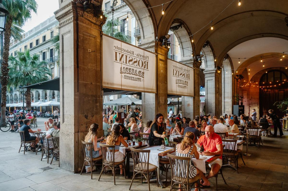 Cenas de verano en grupo: La tradición italiana de compartir en la mesa