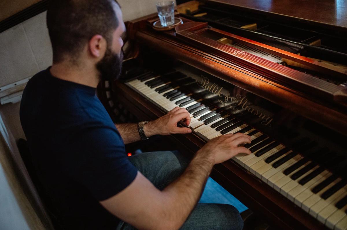 Cenar con Música en Vivo en Barcelona solo en Rossini